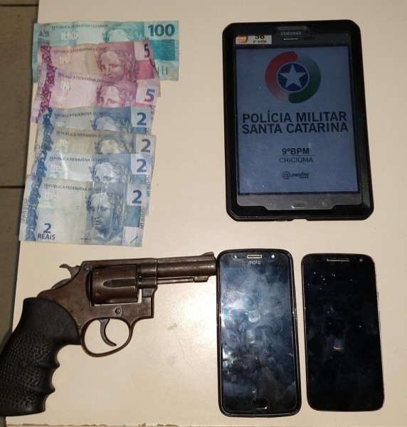 Polícia apreende arma de fogo e três jovens são detidos em Criciúma
