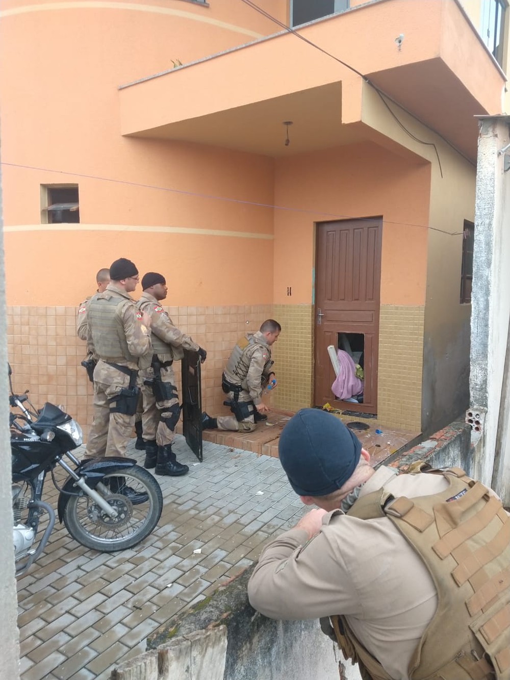 Em SC: Homem é preso após render e ameaçar com uma faca o filho dentro de casa 