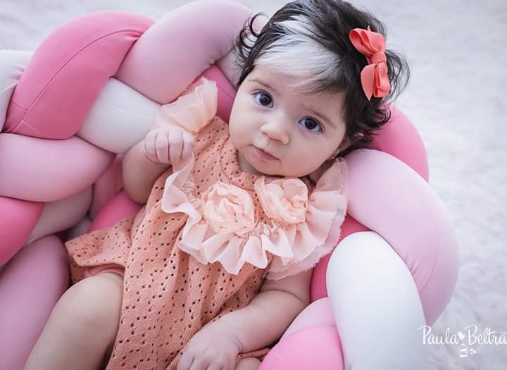 Cada dia mais fofa: Menina da franjinha branca completa 3 meses e segue encantando nas redes sociais