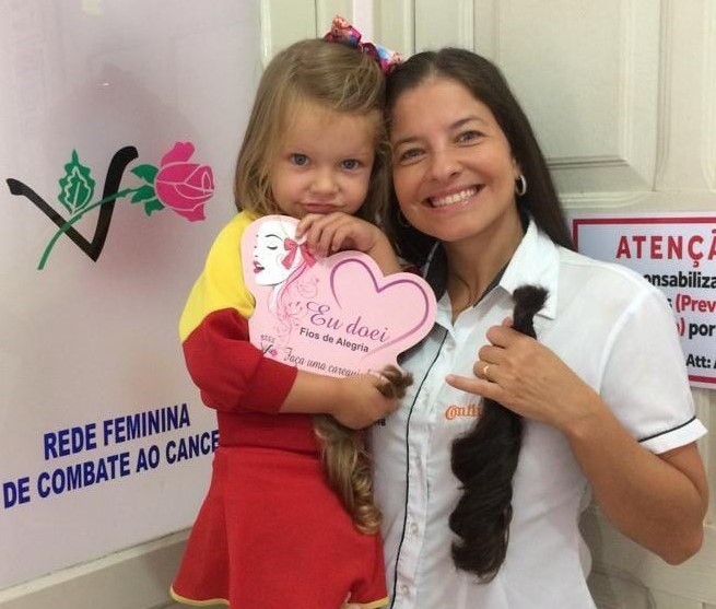 Menina de 3 anos se espelha na mãe e também corta cabelo para doação