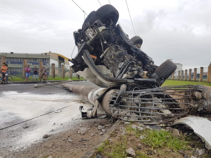 Motorista arranca poste em colisão em Araranguá