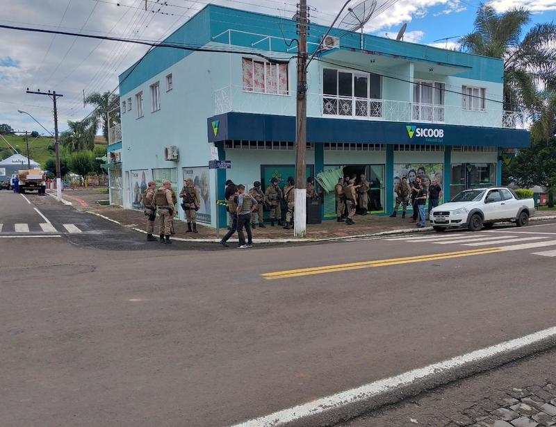 Em SC: Bandido mantém três reféns sob a mira de uma arma durante roubo a banco