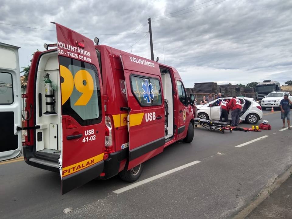 Colisão entre carro e caminhão deixa um ferido em Jaguaruna