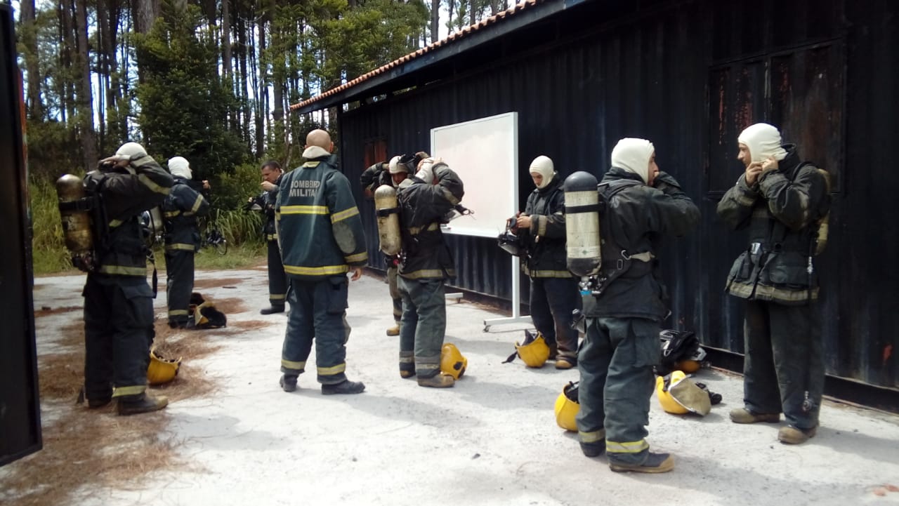 Bombeiros participam de treinamento para combate a incêndio em Laguna