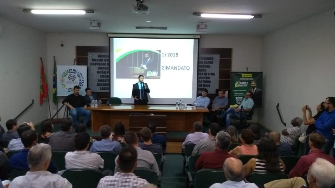 Daniel Freitas cumpre agenda em Tubarão e promove evento para lideranças da Amurel