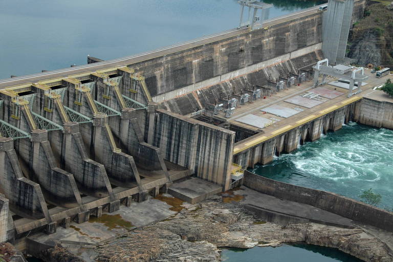 Famílias são evacuadas de área de risco de barragem após chuva em MG