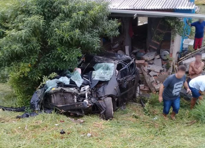 Susto! Motorista perde o controle da direção e invade casa