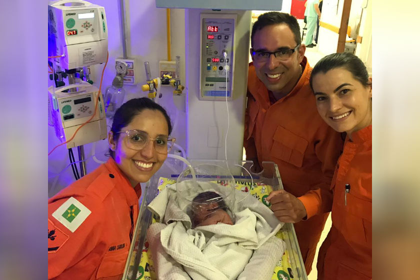 No País: Recém-nascida coberta de formigas é resgatada por bombeiros em jardim