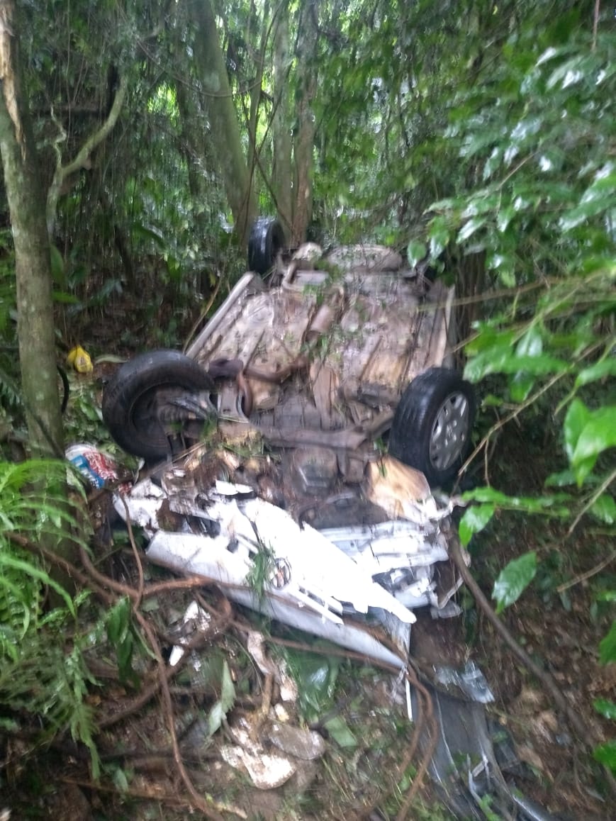 Criciúma: Motorista é resgatado horas após cair com carro em barranco