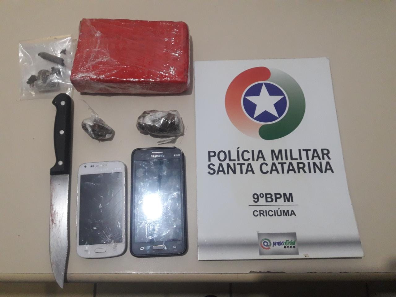 PM prende dois jovens e apreende mais de meio quilo de maconha, em Criciúma