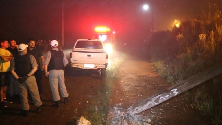 Em SC: Após acidente, condutor sai do veículo e morre eletrocutado