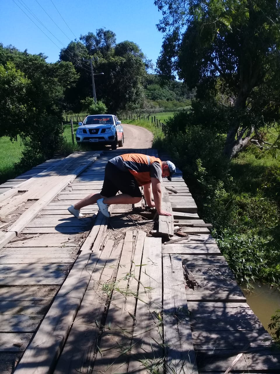 Defesa Civil e engenheiros vistoriam ponte que dá acesso à Madre