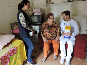 Estudantes de medicina montam material especial para senhora analfabeta em Tubarão