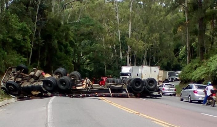 No Oeste de SC: Caminhão tomba, mata uma pessoa e interdita rodovia nos dois sentidos