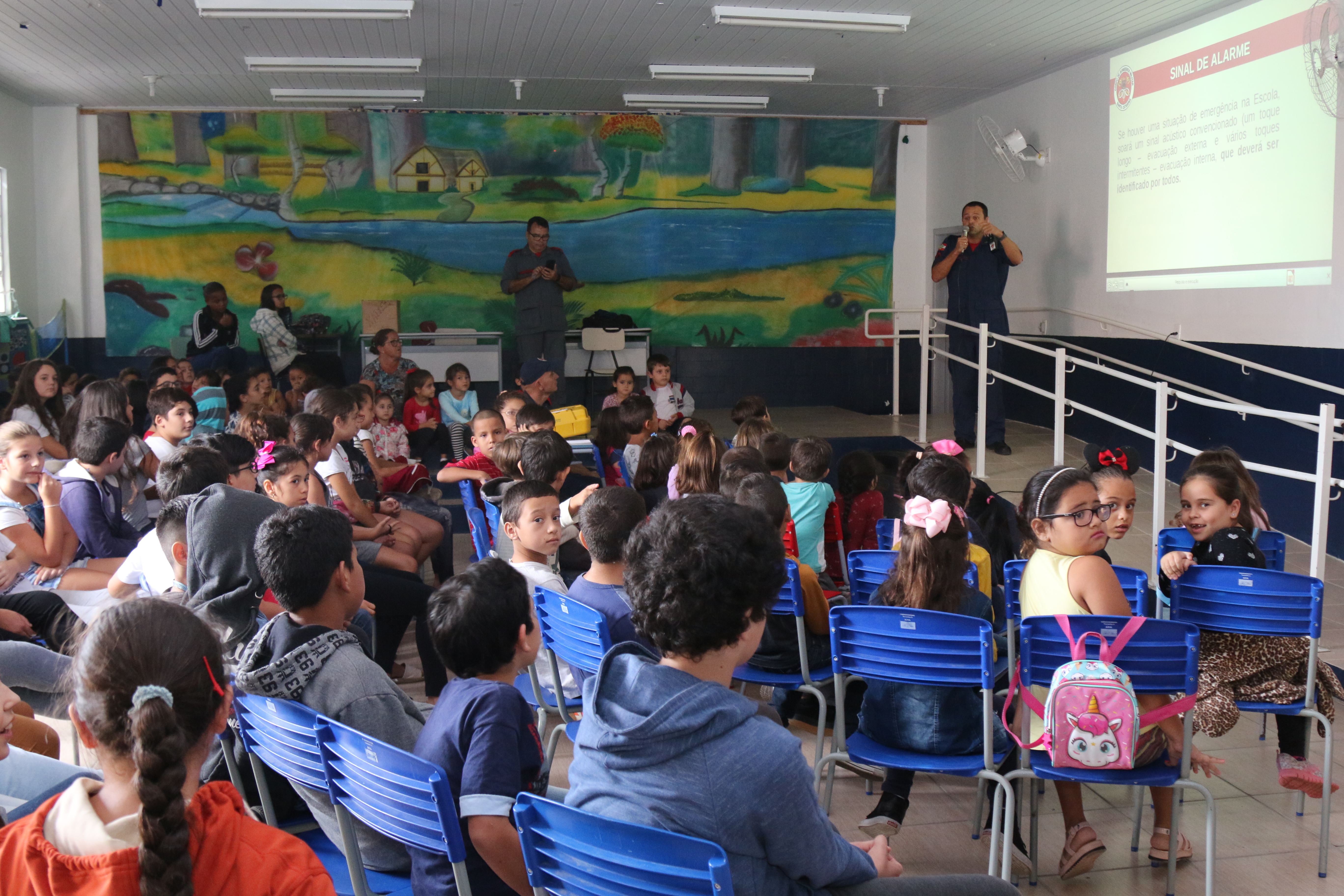 Projeto piloto: bombeiros orientam alunos para situações de emergência em Imbituba