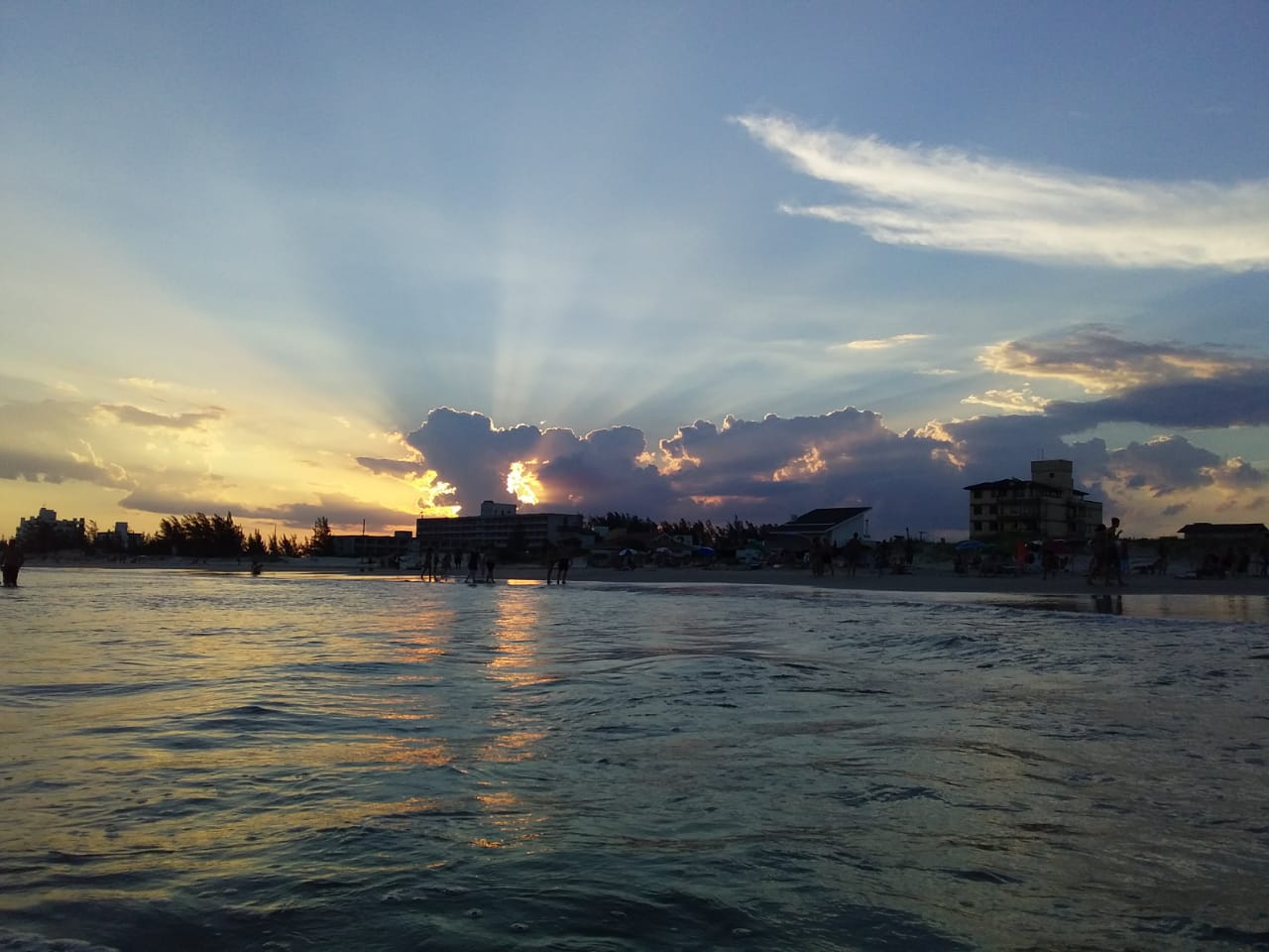 Dias úmidos no litoral entre hoje e amanhã (23); Domingo será de sol em SC