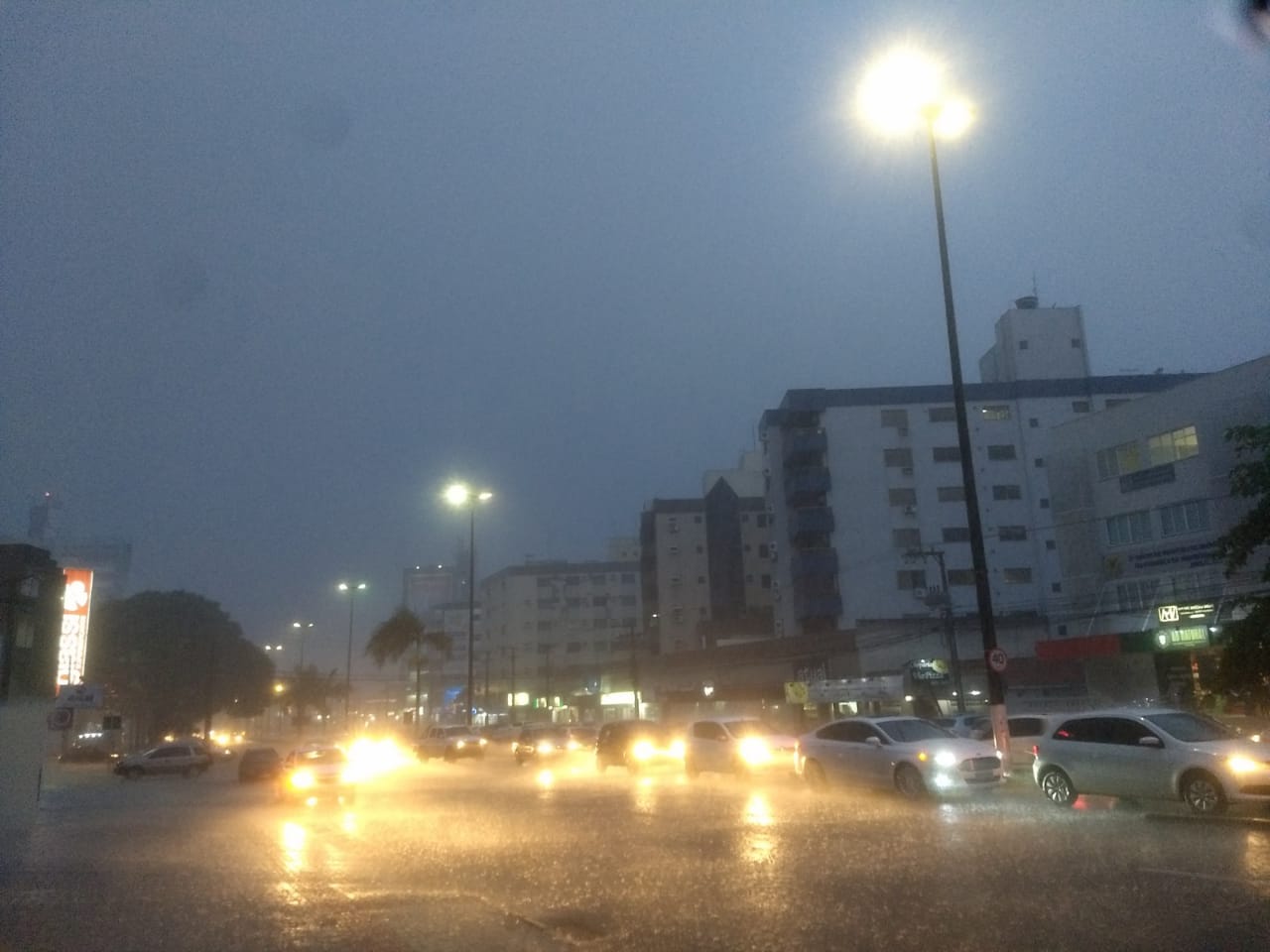 Chuva forte alaga ruas em Tubarão e região