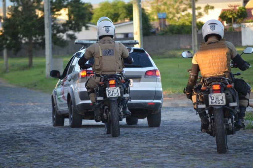 Sombrio: Bandidos armados rendem pessoas e assaltam relojoaria