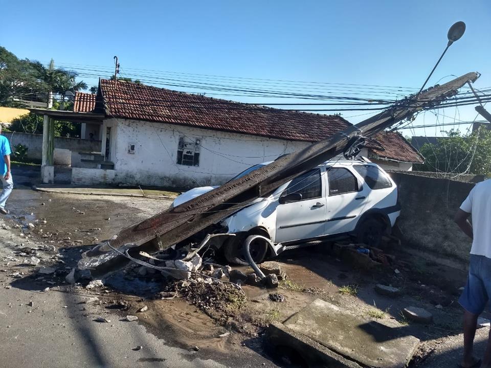 Veículo colide em poste e deixa duas pessoas feridas em Capivari de Baixo