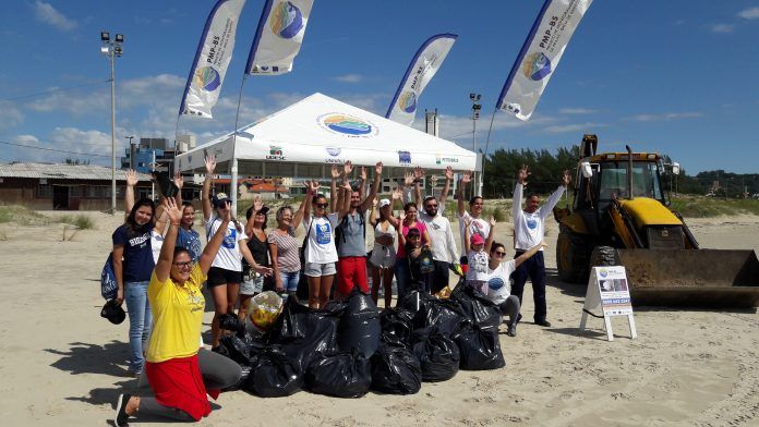 Quase meia tonelada de lixo é recolhida em mutirão em Laguna
