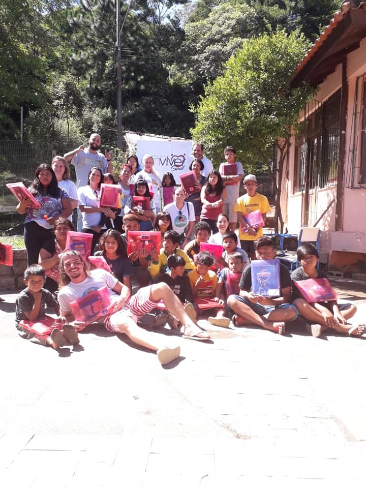 Indígenas recebem kits escolares por meio da campanha do Nossa Família de Tubarão