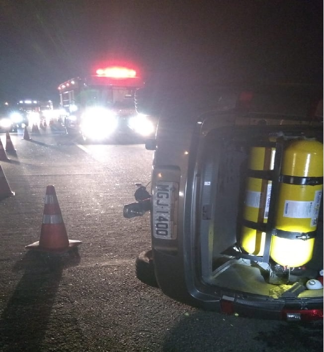 Carro capota na BR-101 em Pescaria Brava