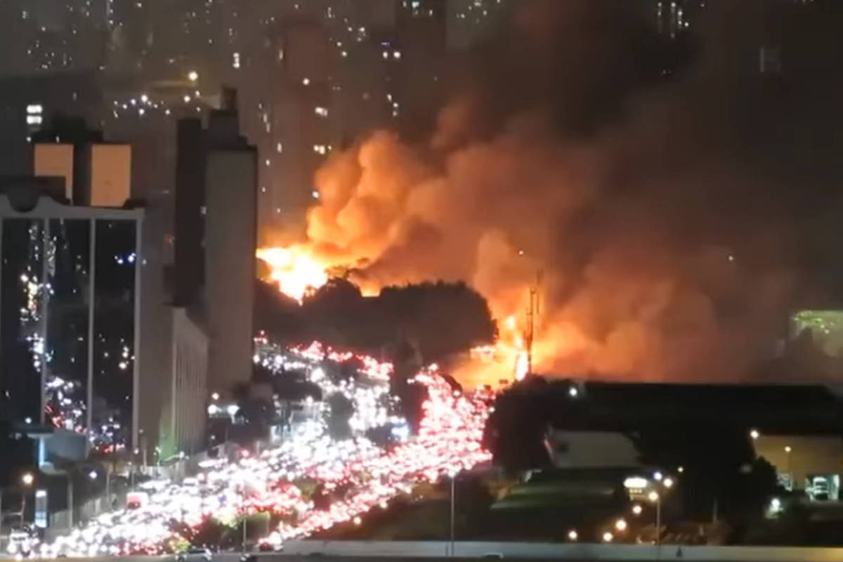 No país: Incêndio toma conta de favela que seria desocupada 