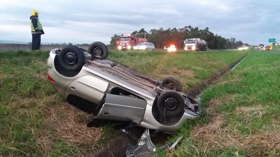 Capotamento resulta em dois feridos em Morro da Fumaça
