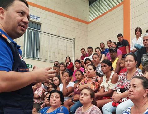 Em MG: Moradores simulam fuga de área de barragem que pode se romper