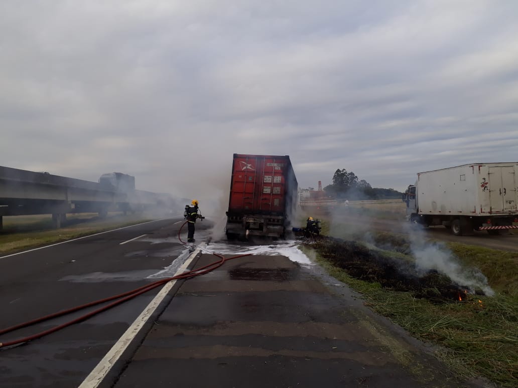Na região: Carreta carregada de arroz é atingida pelo fogo, na BR-101