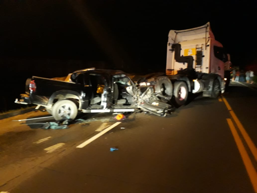 Içara: homem fica preso em ferragens após colidir contra caminhão