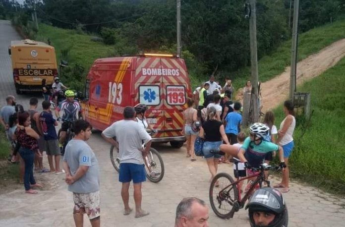 Estudante tem braço prensado em colisão entre ônibus escolar  e poste em Pescaria Brava
