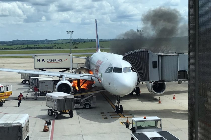 No país: Avião pega fogo em aeroporto e causa pânico em passageiros 