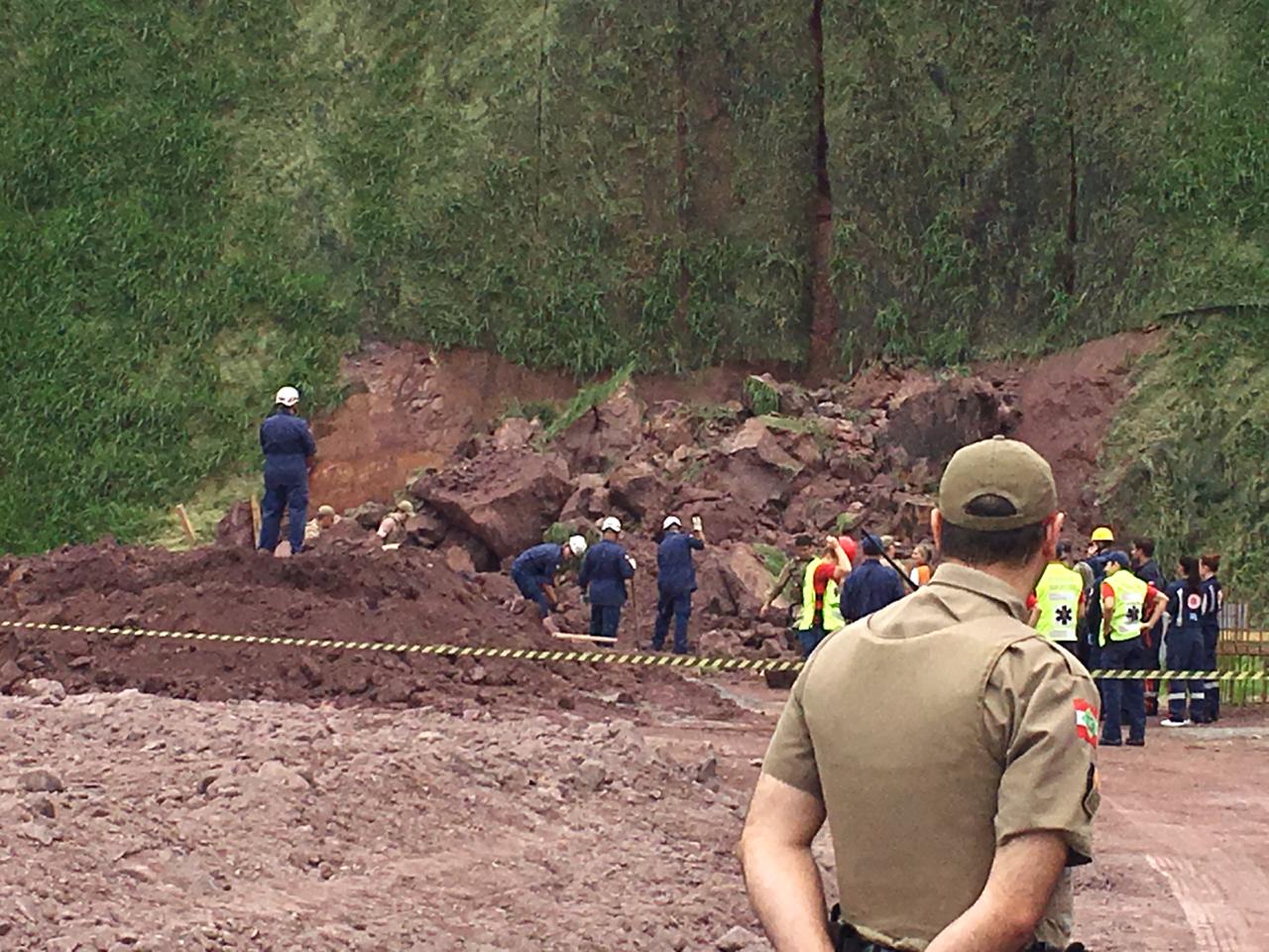 Desmoronamento soterra trabalhadores na Via Expressa em Blumenau