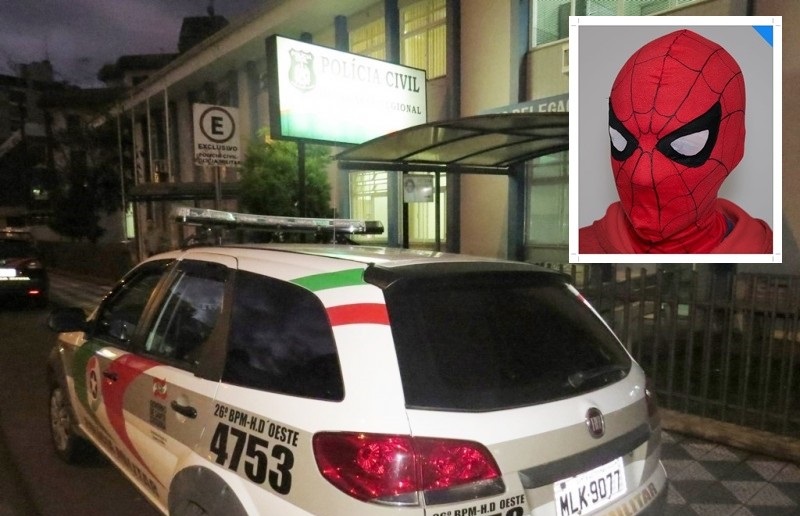 Em SC: Adolescente veste máscara do Homem-Aranha e agride suspeito de pedofilia