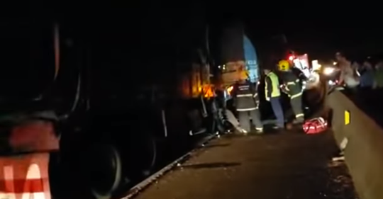 Colisão entre dois caminhões deixa dois mortos e um ferido grave em Sombrio