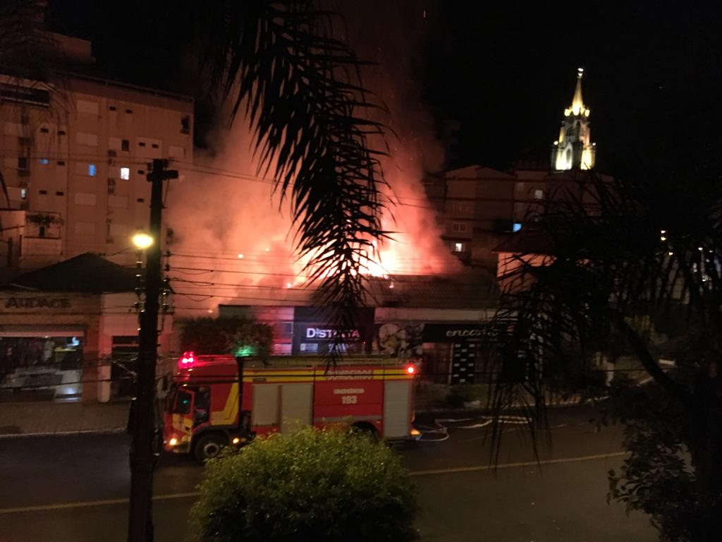 Incêndio destrói três lojas no centro em Orleans