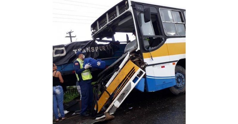 Ocorrência em andamento: Acidente entre ônibus escolar e caminhão deixa dois feridos em Imbituba