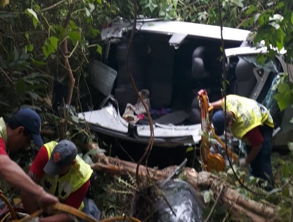 Em SC: Mulher fica presa em carro que caiu em ribanceira