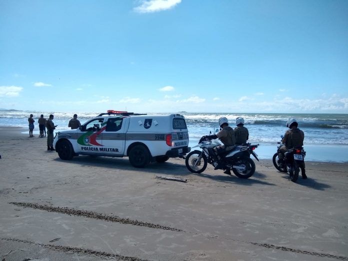 Corpo encontrado na praia do Mar Grosso é de detento que caiu no mar, em Imbituba