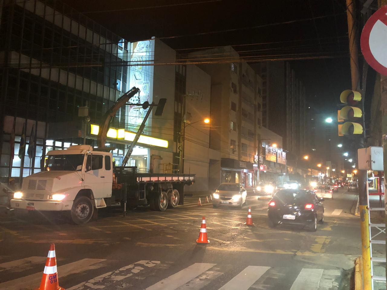 Semáforos recebem manutenção em horário especial em Tubarão