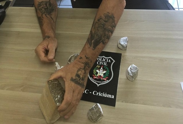 Motoboy que entregava drogas em escola é preso em Criciúma