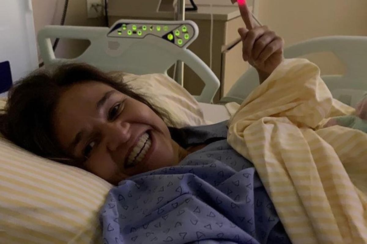 Após dias internada, Claudia Rodrigues tem alta e deixa hospital