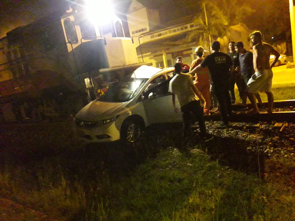 Colisão entre carro e trem é registrada em Içara