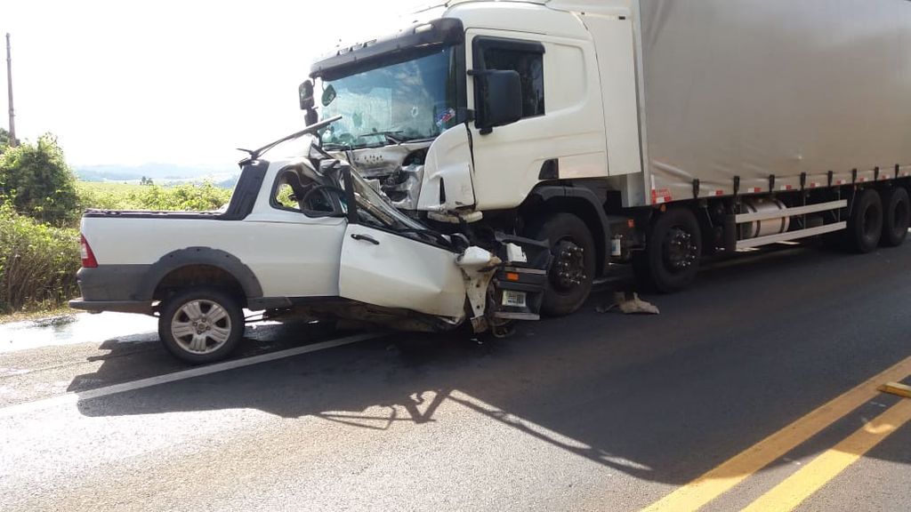 Em SC: Duas pessoas morrem em grave acidente na BR-282