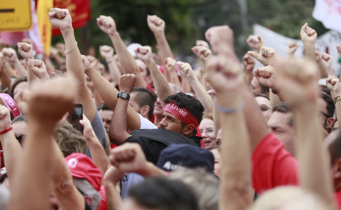 1 ano de prisão: Militantes participam de manifestação pró Lula em frente da Superitendência da PF