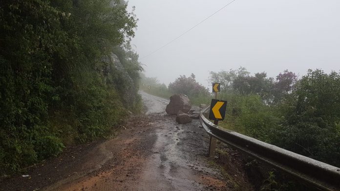Serra do Corvo Branco: queda de barreiras bloqueia trânsito