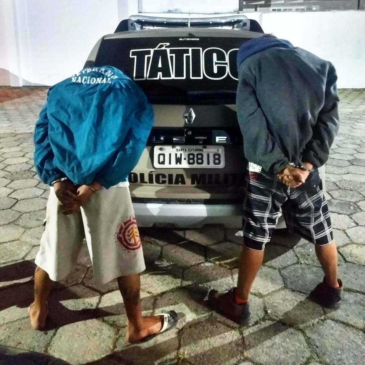 Dupla é flagrada com a 'boca na botija'