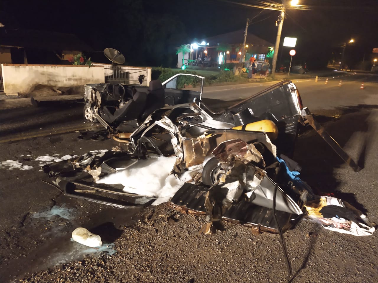 Em SC: Carro é partido ao meio em grave acidente