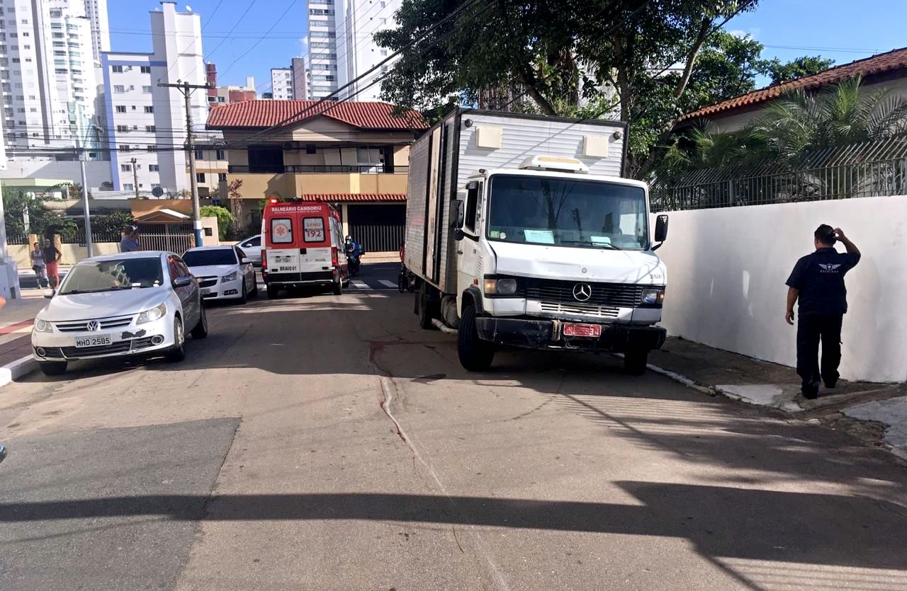 Em SC: Mulher é atropelada e arrastada por caminhão que dava a ré